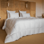 couette drouault arosa ultra light 120 g/m², en 70% duvet d'oie haute qualité, housse satin de coton fabriquée en france