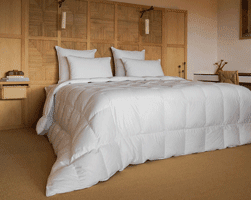 couette drouault arosa ultra light 120 g/m², en 70% duvet d'oie haute qualité, housse satin de coton fabriquée en france