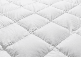 couette drouault arosa ultra light 120 g/m², en 70% duvet d'oie haute qualité, housse satin de coton fabriquée en france