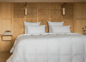 couette drouault arosa ultra light 120 g/m², en 70% duvet d'oie haute qualité, housse satin de coton fabriquée en france